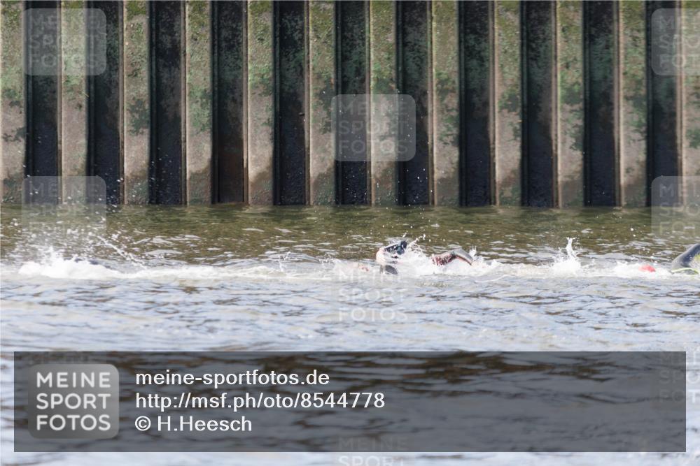 10.08.2025 - GEWOBA Citytriathlon Bremen H.Heesch http://msf.ph/oto/8544778 10.08.2025 10:04:35 Schwimmen  meine-sportfotos.de