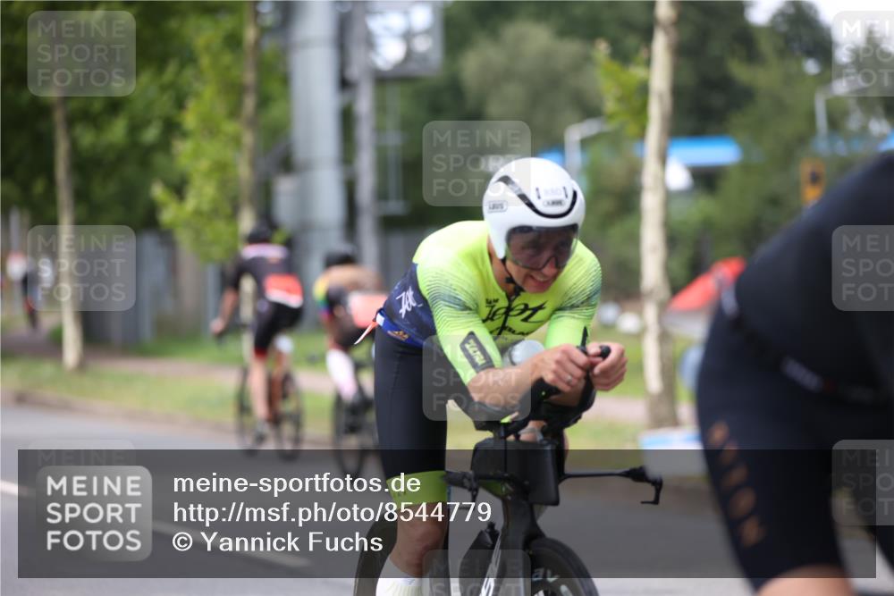 10.08.2025 - GEWOBA Citytriathlon Bremen Yannick Fuchs http://msf.ph/oto/8544779 10.08.2025 12:55:39 Radfahren 636, 658, 729, 779, 804, 843, 880, 982, 1033 meine-sportfotos.de