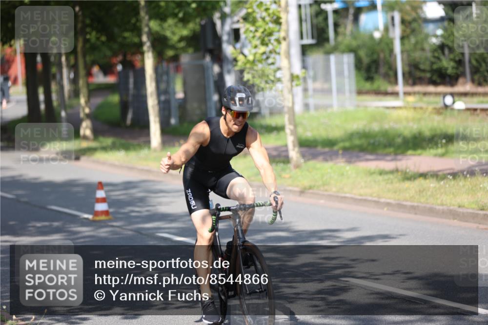 10.08.2025 - GEWOBA Citytriathlon Bremen Yannick Fuchs http://msf.ph/oto/8544866 10.08.2025 11:01:22 Radfahren 37, 87, 410, 440 meine-sportfotos.de