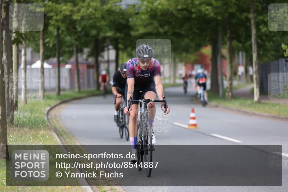 10.08.2025 - GEWOBA Citytriathlon Bremen Yannick Fuchs http://msf.ph/oto/8544887 10.08.2025 12:56:01 Radfahren 662, 765, 779, 784, 883, 890, 896, 1024, 1025 meine-sportfotos.de