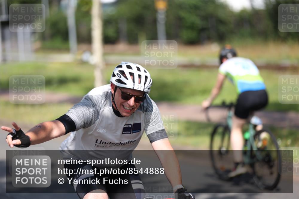 10.08.2025 - GEWOBA Citytriathlon Bremen Yannick Fuchs http://msf.ph/oto/8544888 10.08.2025 11:01:28 Radfahren 37, 87, 410, 440 meine-sportfotos.de