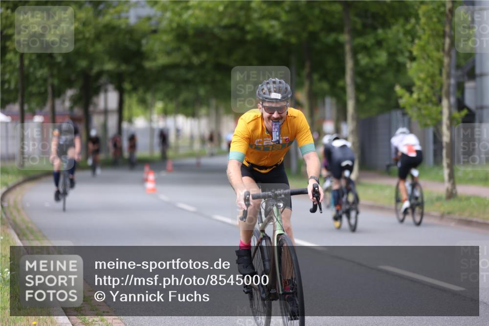 10.08.2025 - GEWOBA Citytriathlon Bremen Yannick Fuchs http://msf.ph/oto/8545000 10.08.2025 12:56:21 Radfahren 555, 567, 589, 662, 678, 721, 764, 784, 814, 831, 844 meine-sportfotos.de