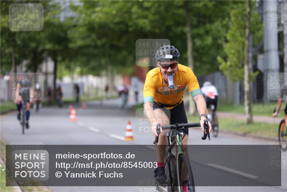 10.08.2025 - GEWOBA Citytriathlon Bremen Yannick Fuchs http://msf.ph/oto/8545003 10.08.2025 12:56:21 Radfahren 555, 567, 589, 662, 678, 721, 764, 784, 814, 831, 844 meine-sportfotos.de