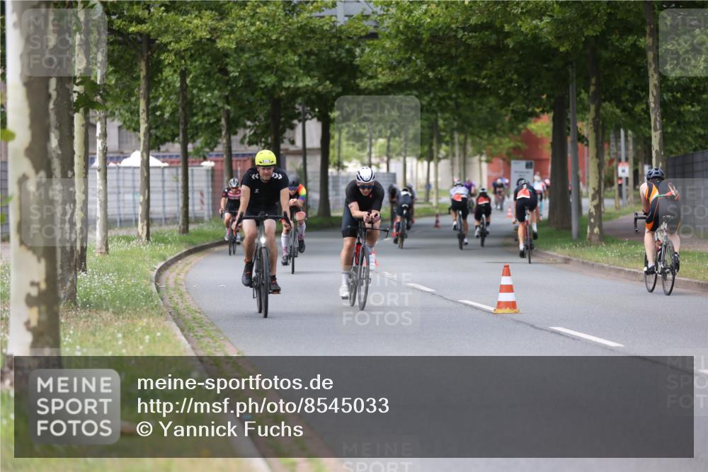 10.08.2025 - GEWOBA Citytriathlon Bremen Yannick Fuchs http://msf.ph/oto/8545033 10.08.2025 12:56:24 Radfahren 555, 567, 589, 662, 678, 721, 737, 764, 814, 831, 844 meine-sportfotos.de