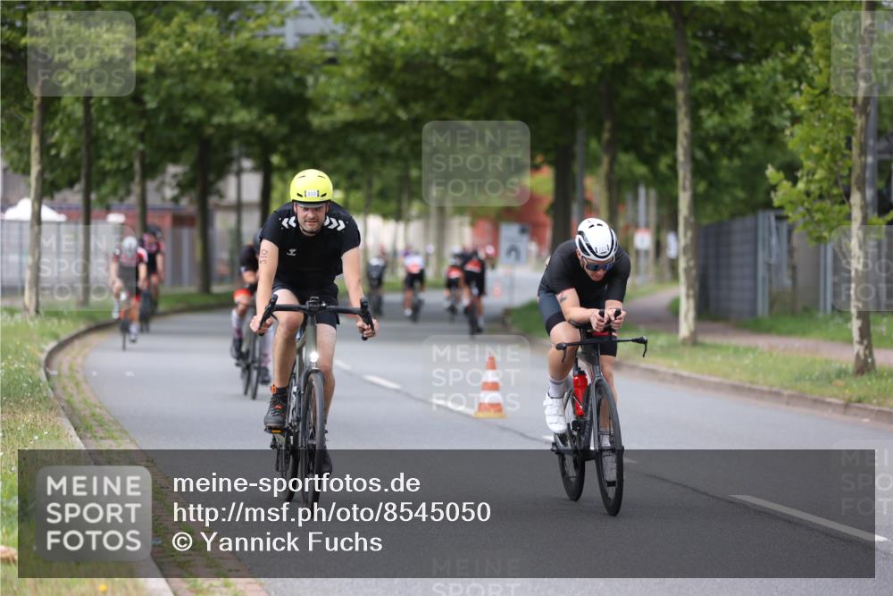 10.08.2025 - GEWOBA Citytriathlon Bremen Yannick Fuchs http://msf.ph/oto/8545050 10.08.2025 12:56:25 Radfahren 555, 567, 589, 678, 706, 721, 737, 764, 772, 782, 814, 831, 844 meine-sportfotos.de