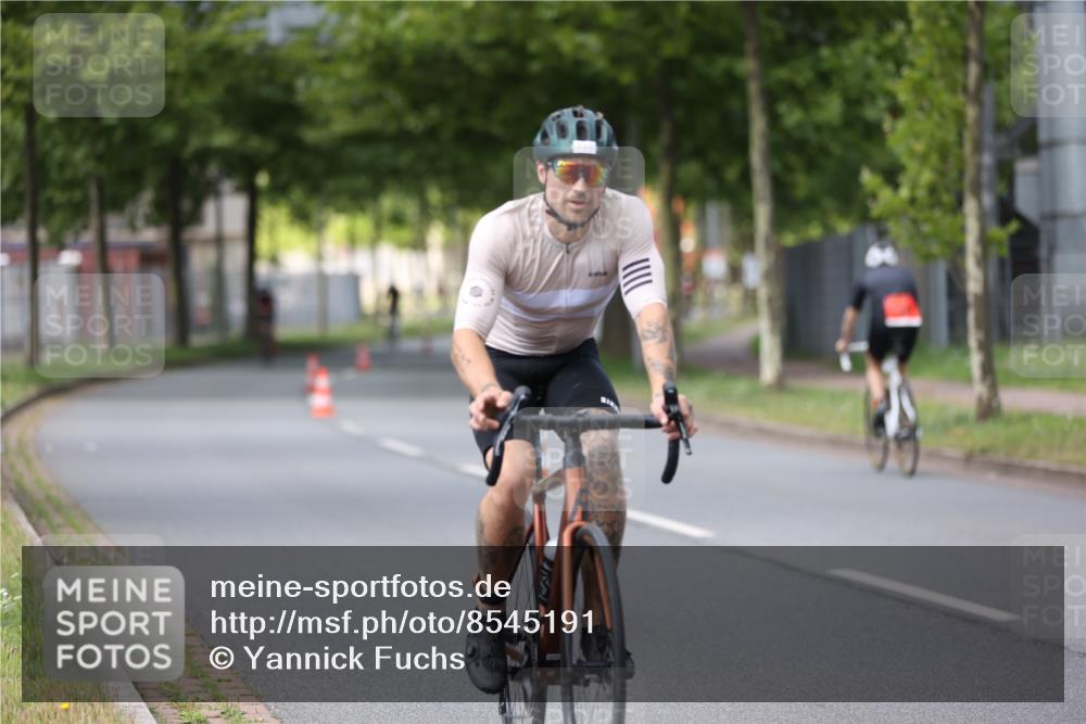 10.08.2025 - GEWOBA Citytriathlon Bremen Yannick Fuchs http://msf.ph/oto/8545191 10.08.2025 12:56:39 Radfahren 555, 567, 597, 678, 706, 721, 737, 749, 772, 782, 814, 815, 831 meine-sportfotos.de