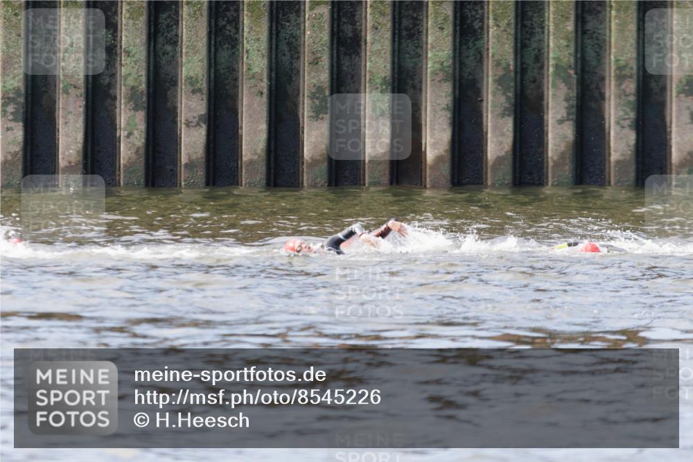 10.08.2025 - GEWOBA Citytriathlon Bremen H.Heesch http://msf.ph/oto/8545226 10.08.2025 10:04:36 Schwimmen  meine-sportfotos.de