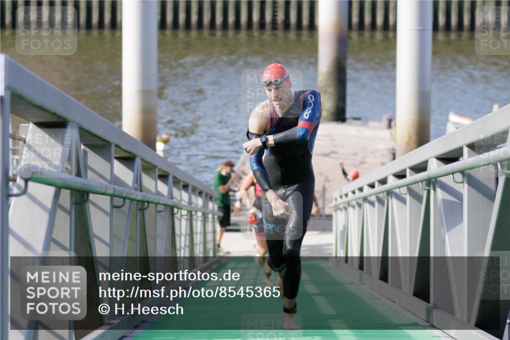 10.08.2025 - GEWOBA Citytriathlon Bremen H.Heesch http://msf.ph/oto/8545365 10.08.2025 10:14:38 Schwimmen 374, 391, 438 meine-sportfotos.de