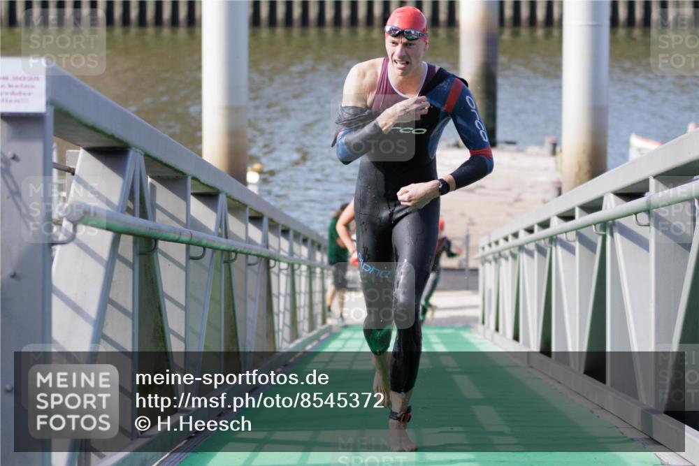 10.08.2025 - GEWOBA Citytriathlon Bremen H.Heesch http://msf.ph/oto/8545372 10.08.2025 10:14:39 Schwimmen 374, 391, 438 meine-sportfotos.de