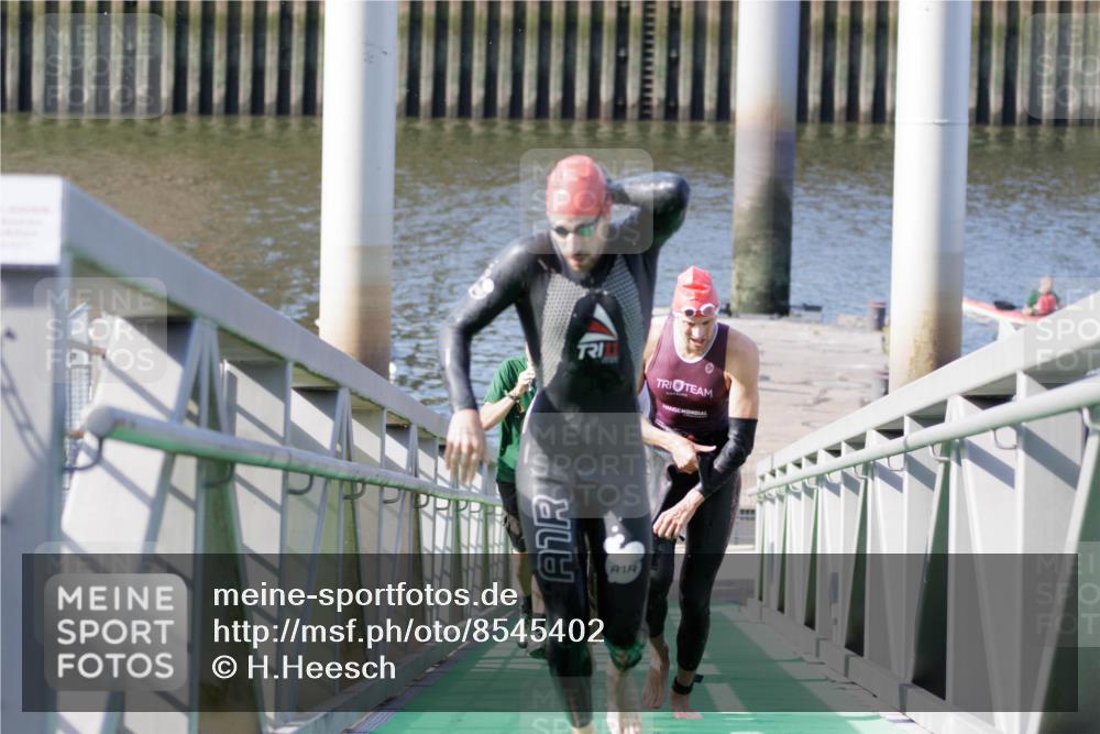 10.08.2025 - GEWOBA Citytriathlon Bremen H.Heesch http://msf.ph/oto/8545402 10.08.2025 10:14:44 Schwimmen 374, 375, 391, 398, 438 meine-sportfotos.de