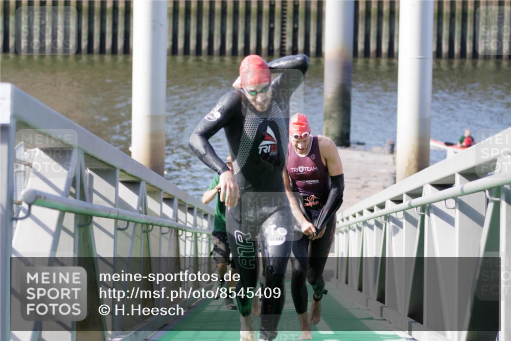 10.08.2025 - GEWOBA Citytriathlon Bremen H.Heesch http://msf.ph/oto/8545409 10.08.2025 10:14:44 Schwimmen 374, 375, 391, 398, 438 meine-sportfotos.de
