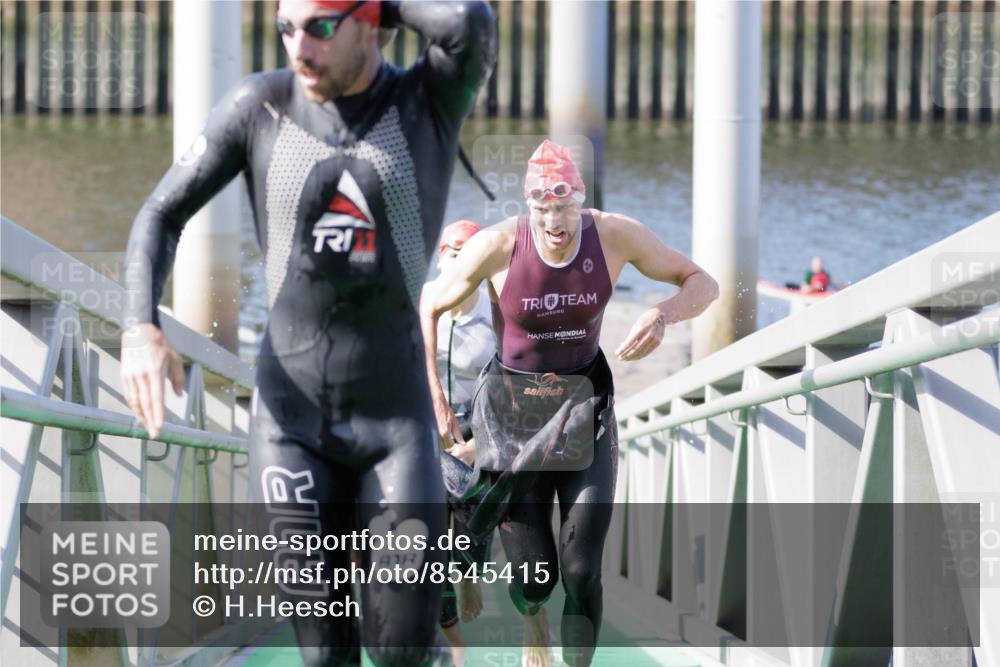10.08.2025 - GEWOBA Citytriathlon Bremen H.Heesch http://msf.ph/oto/8545415 10.08.2025 10:14:45 Schwimmen 374, 375, 391, 398, 438 meine-sportfotos.de