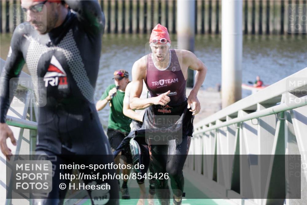 10.08.2025 - GEWOBA Citytriathlon Bremen H.Heesch http://msf.ph/oto/8545426 10.08.2025 10:14:46 Schwimmen 374, 375, 391, 398, 438 meine-sportfotos.de