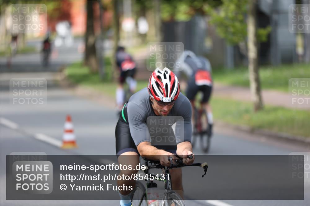 10.08.2025 - GEWOBA Citytriathlon Bremen Yannick Fuchs http://msf.ph/oto/8545431 10.08.2025 12:58:30 Radfahren 609, 619, 726, 795, 870 meine-sportfotos.de