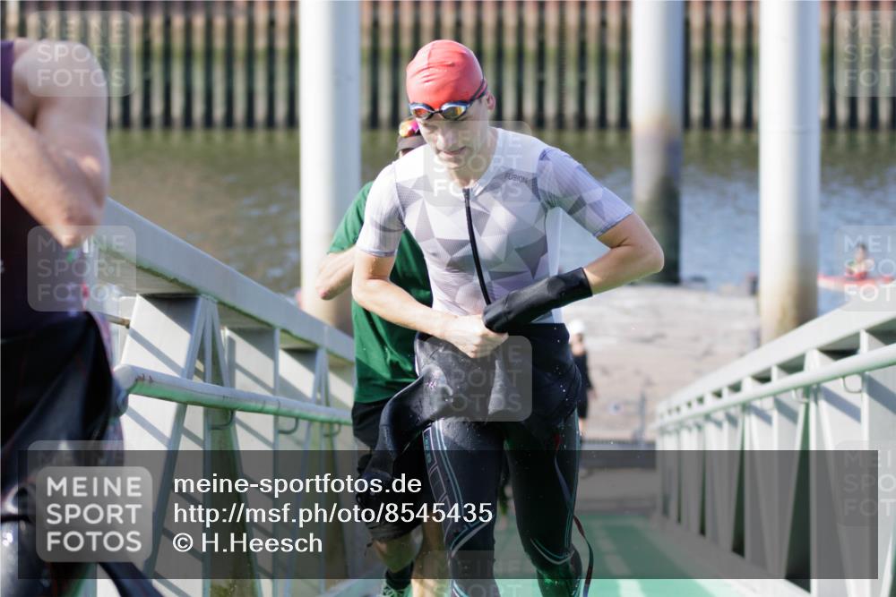 10.08.2025 - GEWOBA Citytriathlon Bremen H.Heesch http://msf.ph/oto/8545435 10.08.2025 10:14:47 Schwimmen 374, 375, 391, 398, 438 meine-sportfotos.de