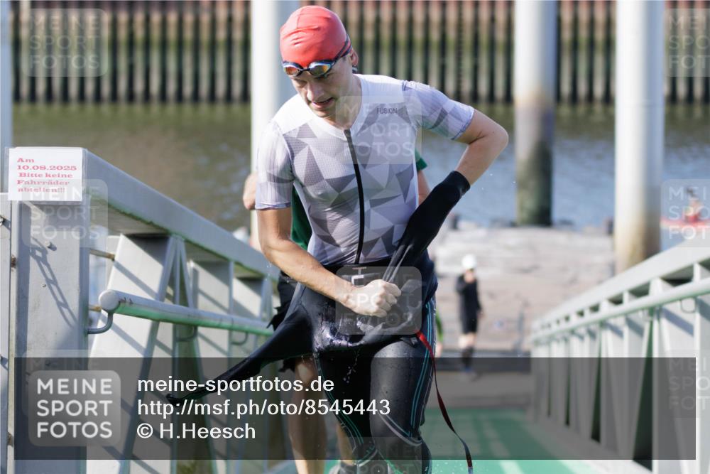 10.08.2025 - GEWOBA Citytriathlon Bremen H.Heesch http://msf.ph/oto/8545443 10.08.2025 10:14:47 Schwimmen 374, 375, 391, 398, 438 meine-sportfotos.de