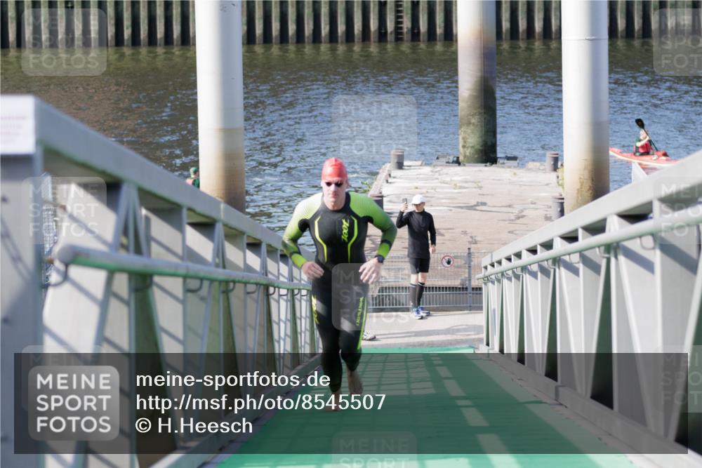 10.08.2025 - GEWOBA Citytriathlon Bremen H.Heesch http://msf.ph/oto/8545507 10.08.2025 10:14:52 Schwimmen 374, 375, 398, 507 meine-sportfotos.de
