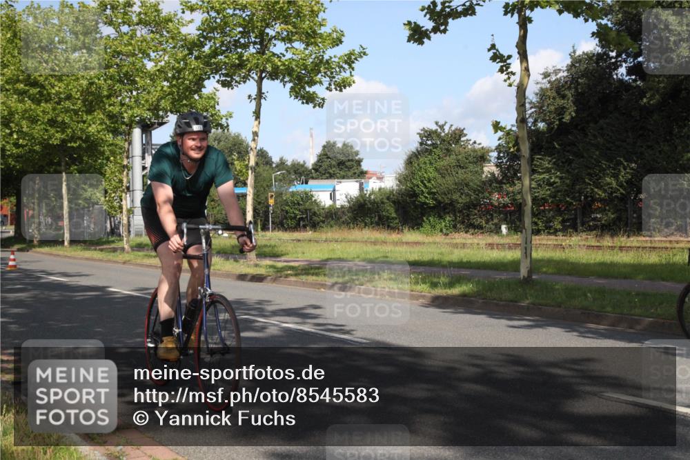 10.08.2025 - GEWOBA Citytriathlon Bremen Yannick Fuchs http://msf.ph/oto/8545583 10.08.2025 10:32:58 Radfahren 355, 371, 384, 390, 430 meine-sportfotos.de