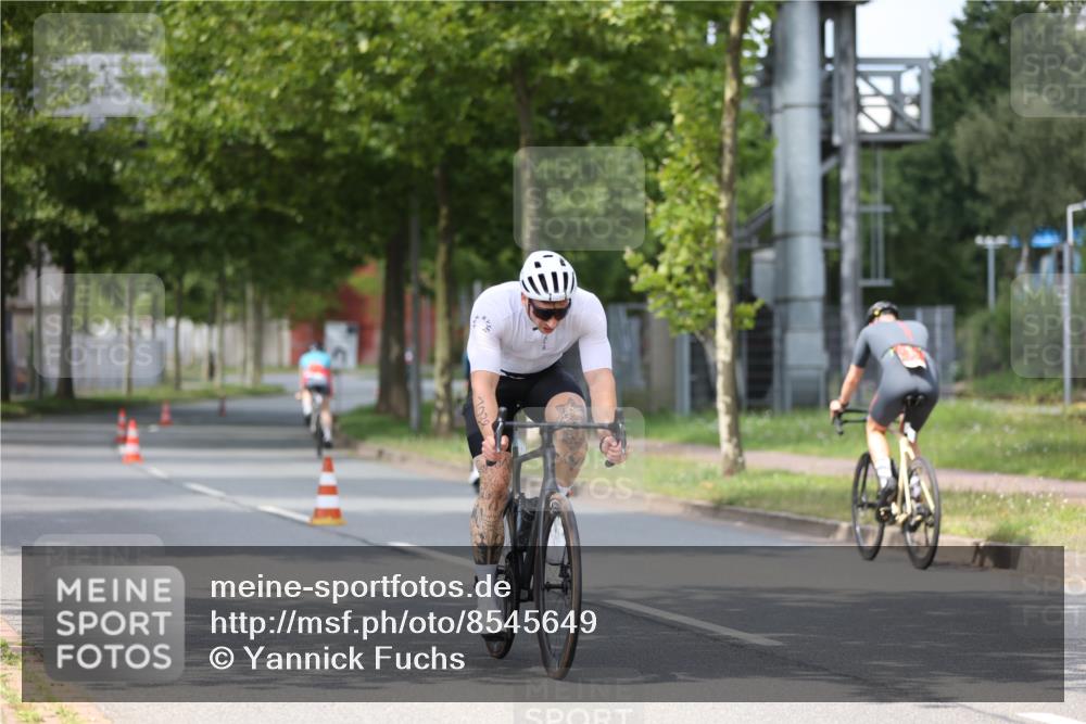 10.08.2025 - GEWOBA Citytriathlon Bremen Yannick Fuchs http://msf.ph/oto/8545649 10.08.2025 12:58:53 Radfahren 602, 705, 762, 802, 870, 885, 910, 921, 1038 meine-sportfotos.de