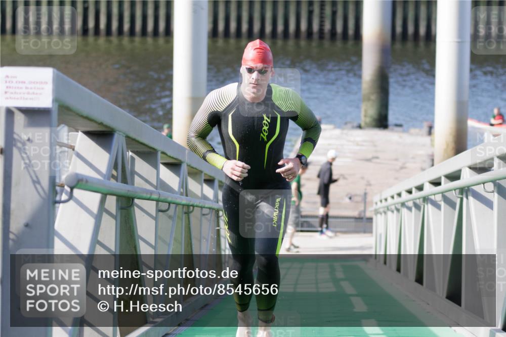 10.08.2025 - GEWOBA Citytriathlon Bremen H.Heesch http://msf.ph/oto/8545656 10.08.2025 10:14:54 Schwimmen 375, 398, 507 meine-sportfotos.de