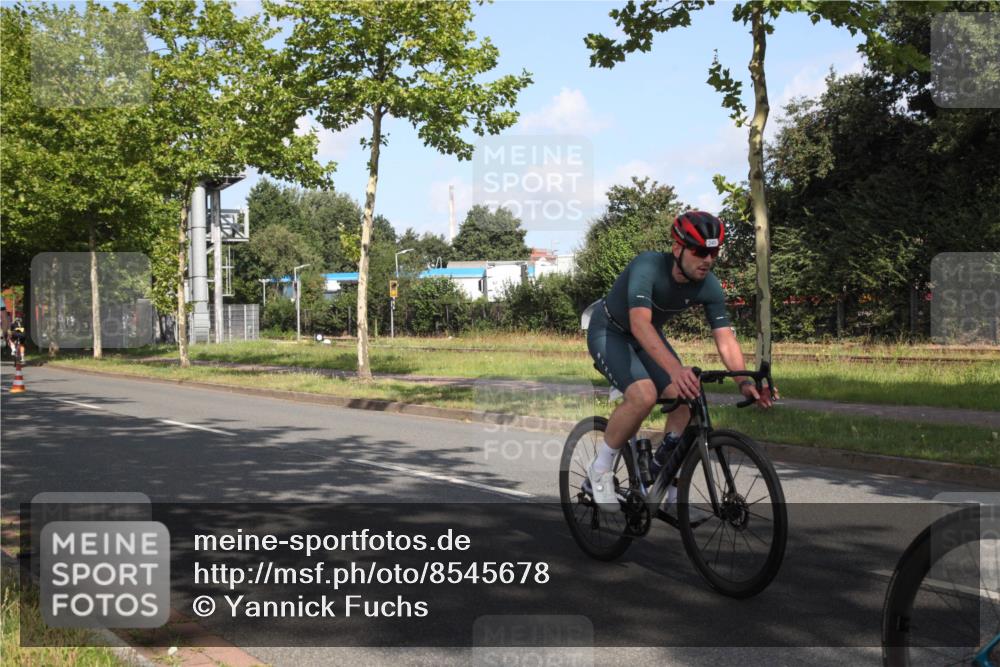 10.08.2025 - GEWOBA Citytriathlon Bremen Yannick Fuchs http://msf.ph/oto/8545678 10.08.2025 10:33:54 Radfahren 81, 97, 151, 161, 239, 245, 394, 400, 409, 419, 427, 451, 491, 504, 512 meine-sportfotos.de