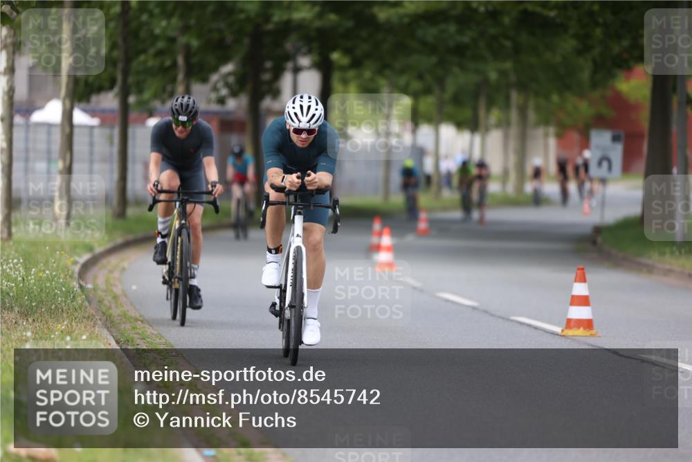 10.08.2025 - GEWOBA Citytriathlon Bremen Yannick Fuchs http://msf.ph/oto/8545742 10.08.2025 12:59:41 Radfahren 595, 644, 698, 850, 889, 907, 934, 949, 975, 978 meine-sportfotos.de