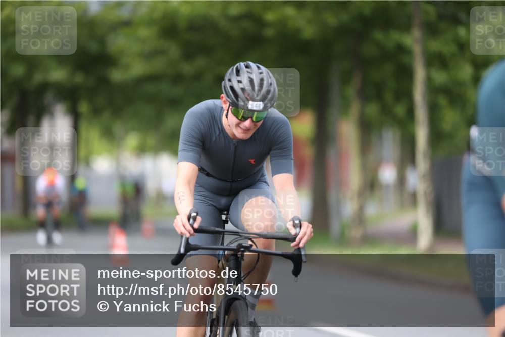 10.08.2025 - GEWOBA Citytriathlon Bremen Yannick Fuchs http://msf.ph/oto/8545750 10.08.2025 12:59:42 Radfahren 595, 614, 623, 644, 698, 850, 889, 907, 934, 949, 978 meine-sportfotos.de