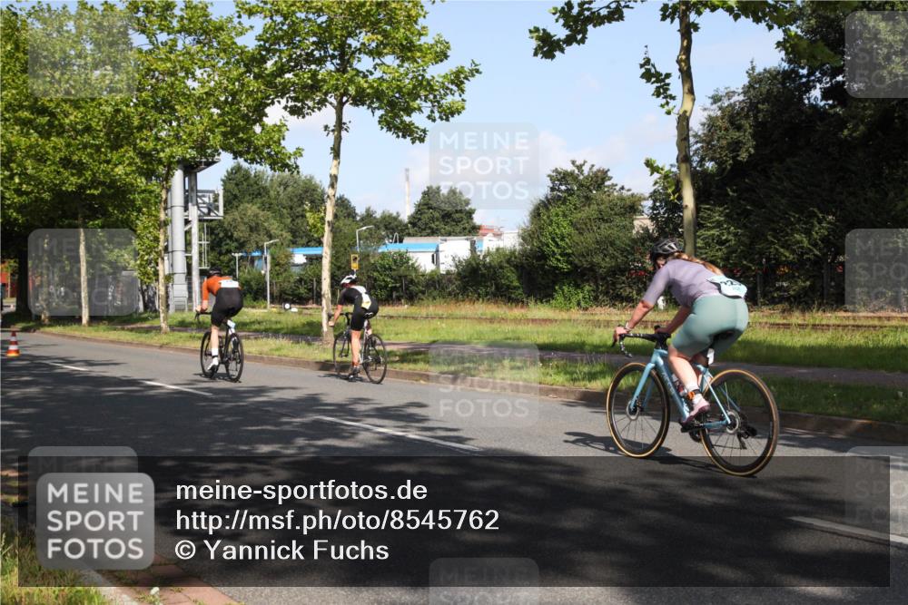 10.08.2025 - GEWOBA Citytriathlon Bremen Yannick Fuchs http://msf.ph/oto/8545762 10.08.2025 10:34:59 Radfahren 21, 129, 147, 181, 241, 379, 393, 404, 413, 445, 461 meine-sportfotos.de