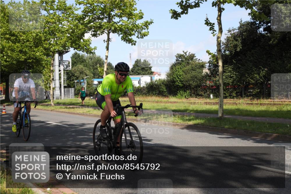 10.08.2025 - GEWOBA Citytriathlon Bremen Yannick Fuchs http://msf.ph/oto/8545792 10.08.2025 10:35:16 Radfahren 29, 43, 137, 181, 241, 356, 359, 382, 393, 418, 444, 445, 461, 492 meine-sportfotos.de
