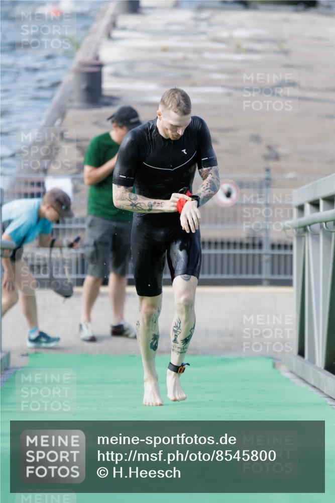 10.08.2025 - GEWOBA Citytriathlon Bremen H.Heesch http://msf.ph/oto/8545800 10.08.2025 10:15:29 Schwimmen 368 meine-sportfotos.de