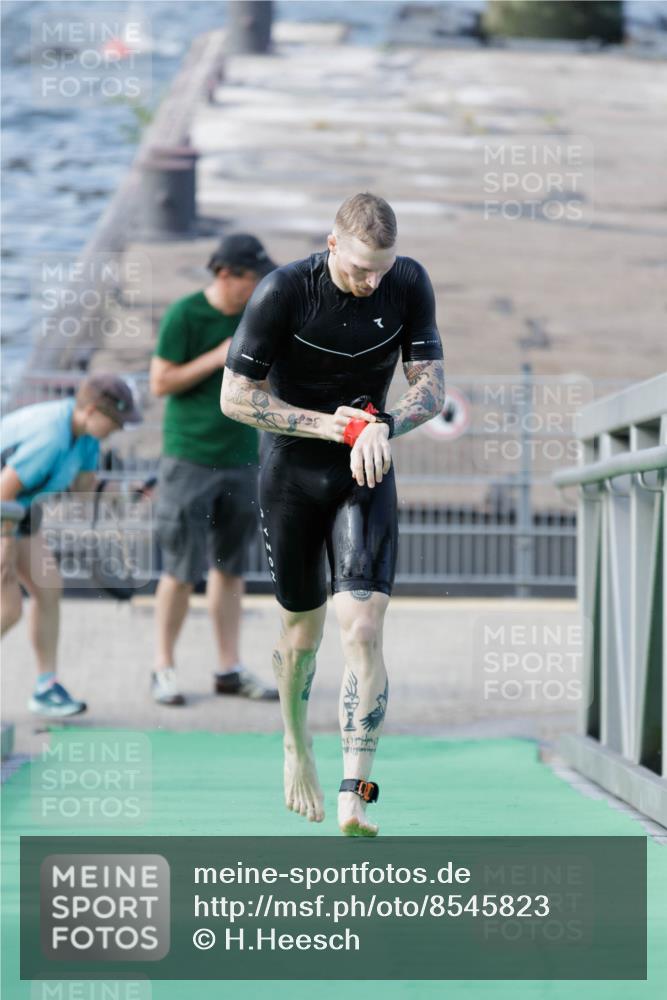 10.08.2025 - GEWOBA Citytriathlon Bremen H.Heesch http://msf.ph/oto/8545823 10.08.2025 10:15:29 Schwimmen 368 meine-sportfotos.de