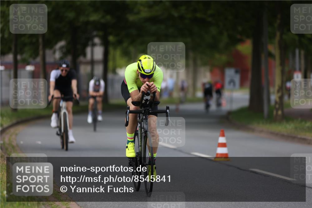 10.08.2025 - GEWOBA Citytriathlon Bremen Yannick Fuchs http://msf.ph/oto/8545841 10.08.2025 12:59:58 Radfahren 614, 623, 628, 652, 698, 835, 848, 850, 871, 889, 907, 934, 1002, 1012, 1022, 1030 meine-sportfotos.de