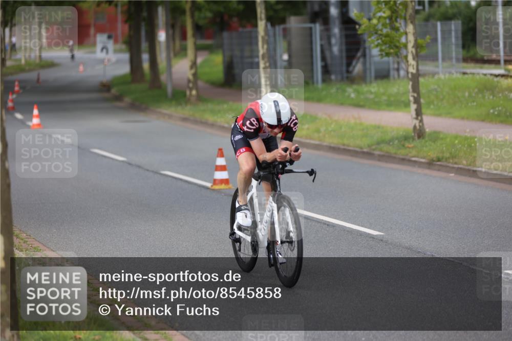 10.08.2025 - GEWOBA Citytriathlon Bremen Yannick Fuchs http://msf.ph/oto/8545858 10.08.2025 12:02:46 Radfahren 566, 637 meine-sportfotos.de