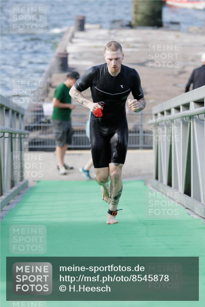 10.08.2025 - GEWOBA Citytriathlon Bremen H.Heesch http://msf.ph/oto/8545878 10.08.2025 10:15:32 Schwimmen 368 meine-sportfotos.de