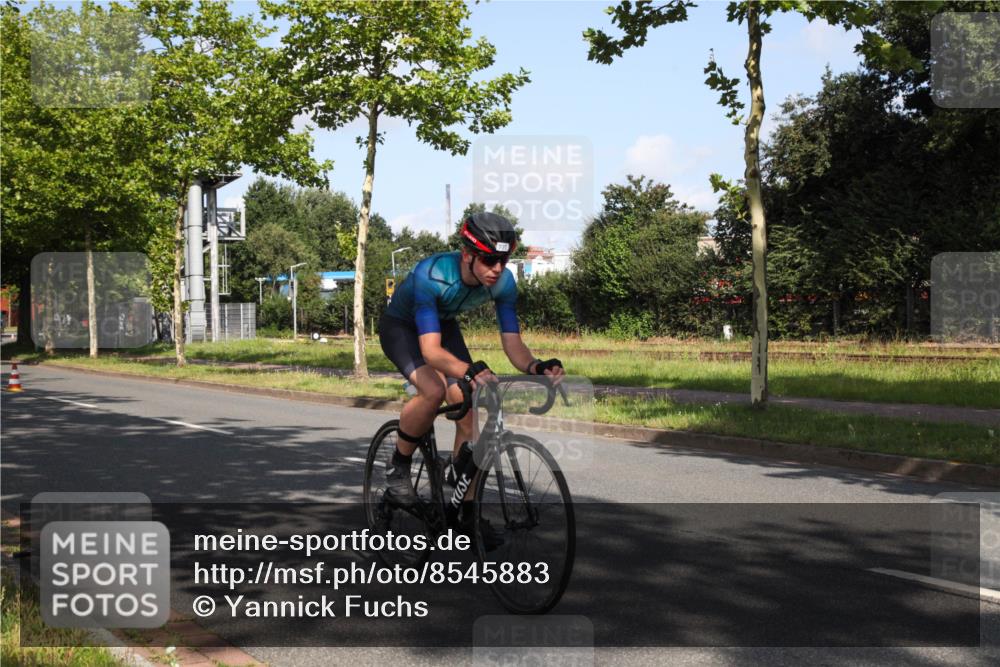10.08.2025 - GEWOBA Citytriathlon Bremen Yannick Fuchs http://msf.ph/oto/8545883 10.08.2025 10:36:22 Radfahren 99, 117, 159, 231, 373, 378, 397, 401, 450 meine-sportfotos.de