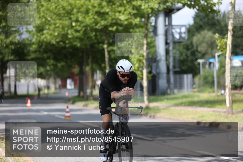10.08.2025 - GEWOBA Citytriathlon Bremen Yannick Fuchs http://msf.ph/oto/8545907 10.08.2025 12:06:04 Radfahren 554, 729 meine-sportfotos.de