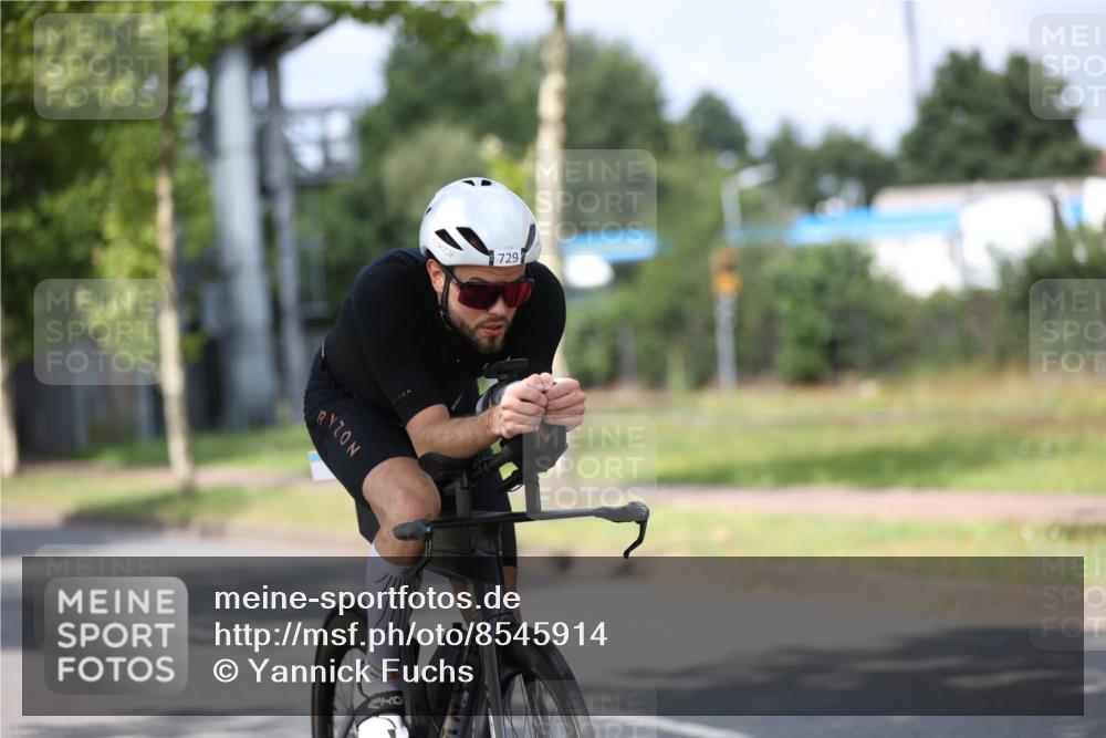 10.08.2025 - GEWOBA Citytriathlon Bremen Yannick Fuchs http://msf.ph/oto/8545914 10.08.2025 12:06:04 Radfahren 554, 729 meine-sportfotos.de