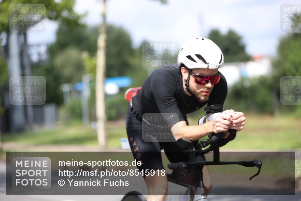 10.08.2025 - GEWOBA Citytriathlon Bremen Yannick Fuchs http://msf.ph/oto/8545918 10.08.2025 12:06:04 Radfahren 554, 729 meine-sportfotos.de