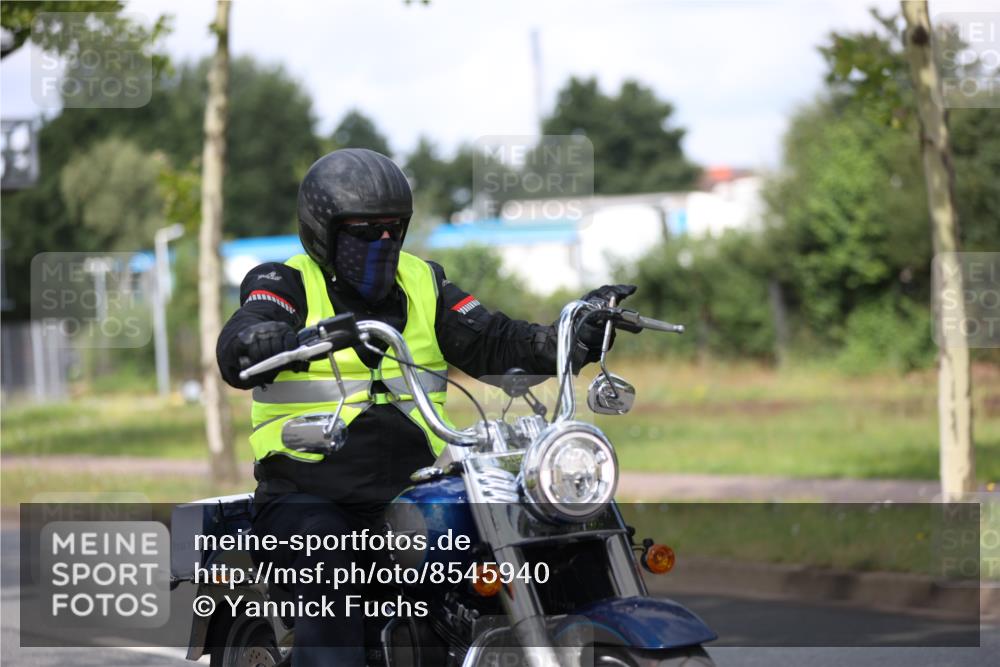 10.08.2025 - GEWOBA Citytriathlon Bremen Yannick Fuchs http://msf.ph/oto/8545940 10.08.2025 12:06:07 Radfahren 554, 729 meine-sportfotos.de