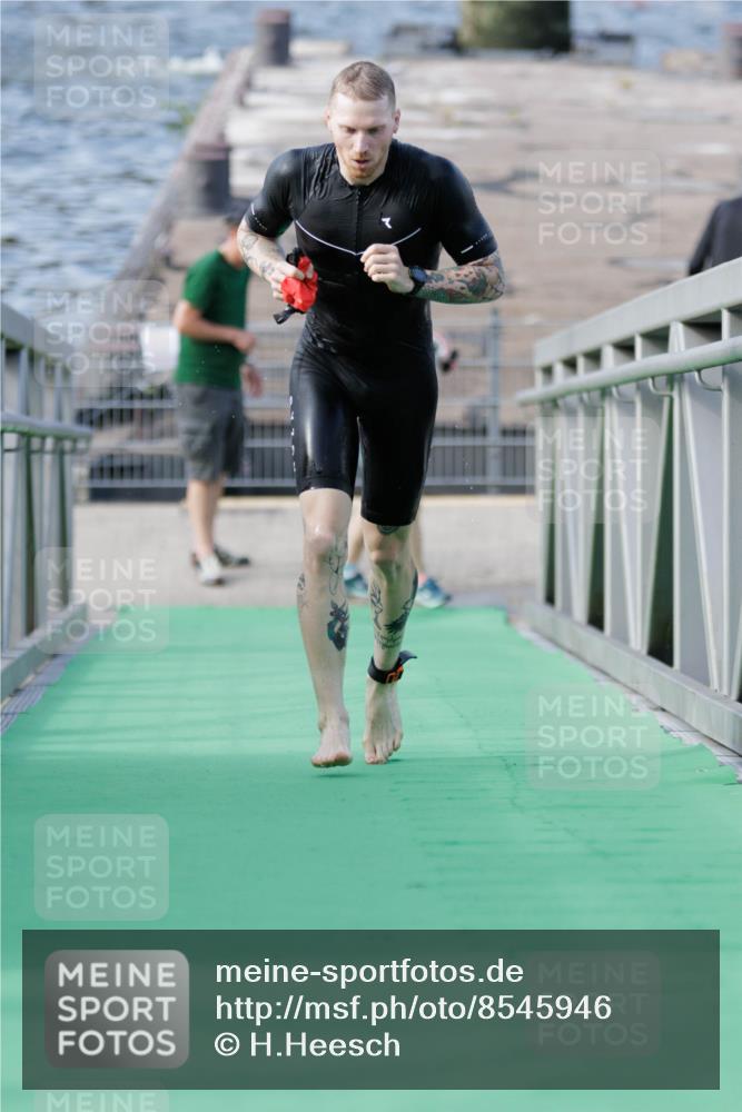 10.08.2025 - GEWOBA Citytriathlon Bremen H.Heesch http://msf.ph/oto/8545946 10.08.2025 10:15:32 Schwimmen 368 meine-sportfotos.de