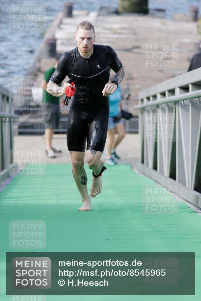 10.08.2025 - GEWOBA Citytriathlon Bremen H.Heesch http://msf.ph/oto/8545965 10.08.2025 10:15:32 Schwimmen 368 meine-sportfotos.de