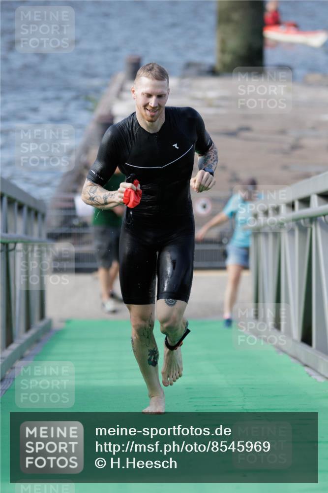 10.08.2025 - GEWOBA Citytriathlon Bremen H.Heesch http://msf.ph/oto/8545969 10.08.2025 10:15:33 Schwimmen 368 meine-sportfotos.de