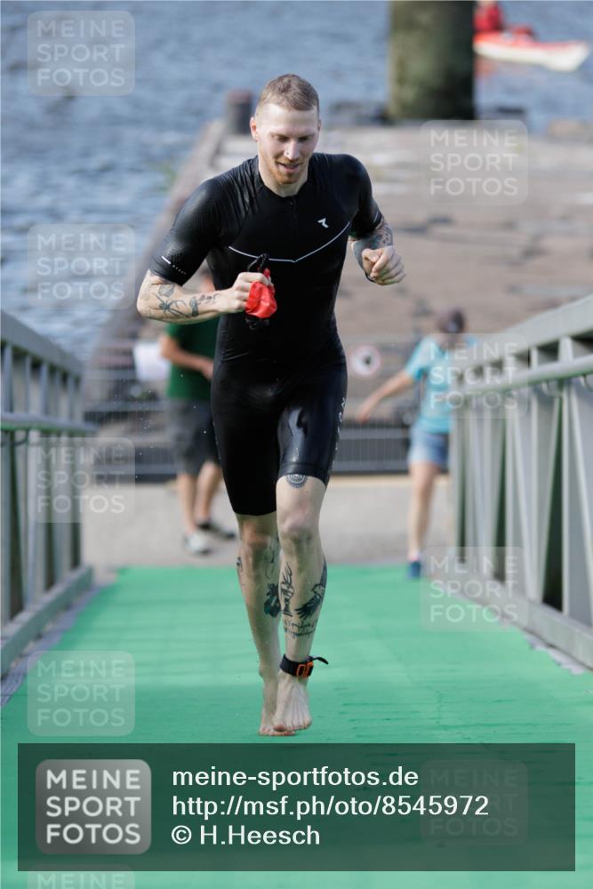 10.08.2025 - GEWOBA Citytriathlon Bremen H.Heesch http://msf.ph/oto/8545972 10.08.2025 10:15:33 Schwimmen 368 meine-sportfotos.de