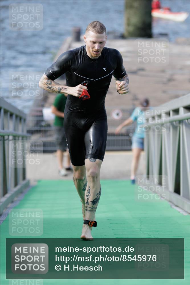 10.08.2025 - GEWOBA Citytriathlon Bremen H.Heesch http://msf.ph/oto/8545976 10.08.2025 10:15:33 Schwimmen 368 meine-sportfotos.de