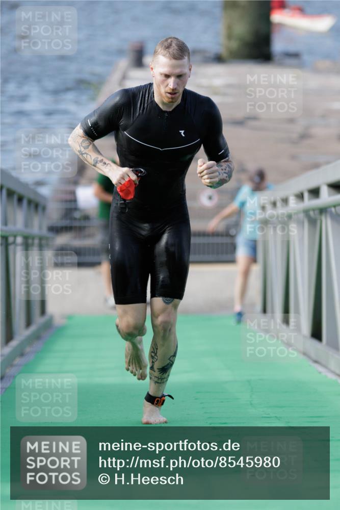 10.08.2025 - GEWOBA Citytriathlon Bremen H.Heesch http://msf.ph/oto/8545980 10.08.2025 10:15:33 Schwimmen 368 meine-sportfotos.de