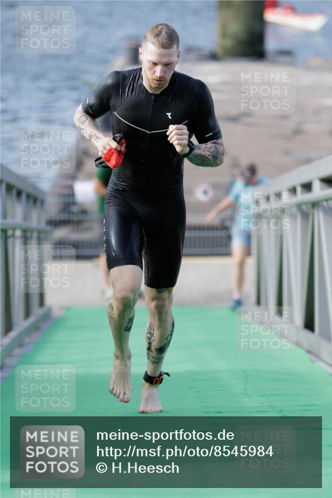10.08.2025 - GEWOBA Citytriathlon Bremen H.Heesch http://msf.ph/oto/8545984 10.08.2025 10:15:33 Schwimmen 368 meine-sportfotos.de