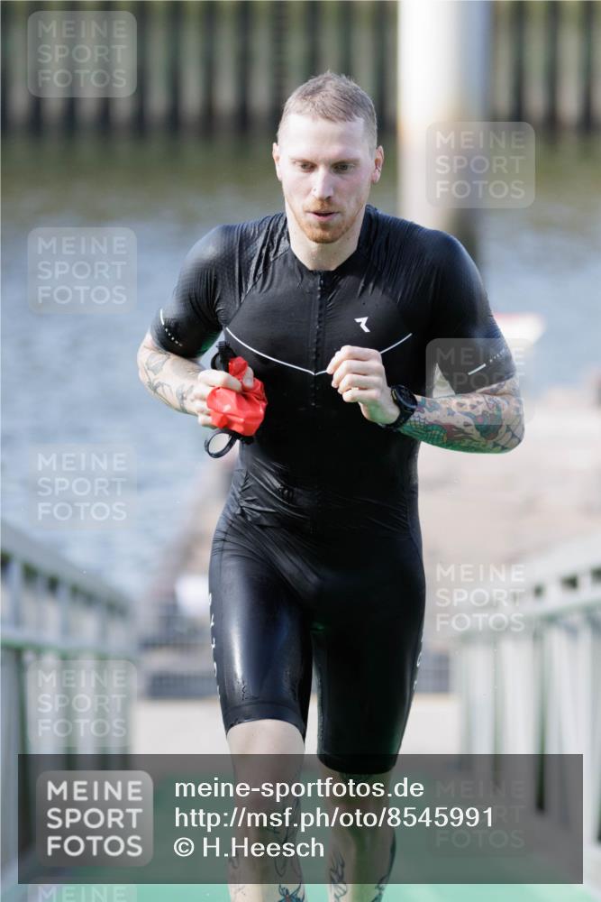 10.08.2025 - GEWOBA Citytriathlon Bremen H.Heesch http://msf.ph/oto/8545991 10.08.2025 10:15:36 Schwimmen 368 meine-sportfotos.de