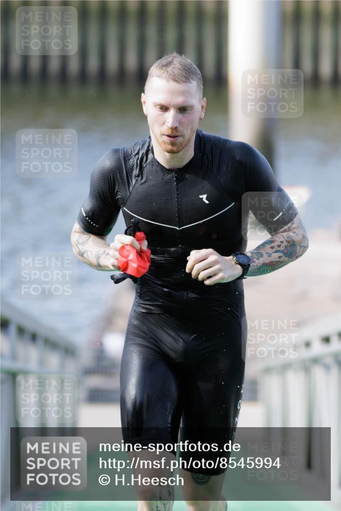 10.08.2025 - GEWOBA Citytriathlon Bremen H.Heesch http://msf.ph/oto/8545994 10.08.2025 10:15:36 Schwimmen 368 meine-sportfotos.de