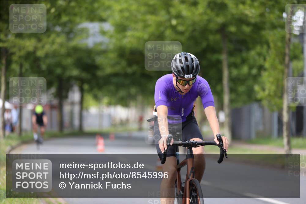 10.08.2025 - GEWOBA Citytriathlon Bremen Yannick Fuchs http://msf.ph/oto/8545996 10.08.2025 13:00:44 Radfahren 581, 613, 677, 785, 1023 meine-sportfotos.de