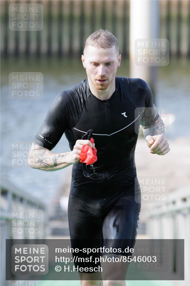 10.08.2025 - GEWOBA Citytriathlon Bremen H.Heesch http://msf.ph/oto/8546003 10.08.2025 10:15:36 Schwimmen 368 meine-sportfotos.de